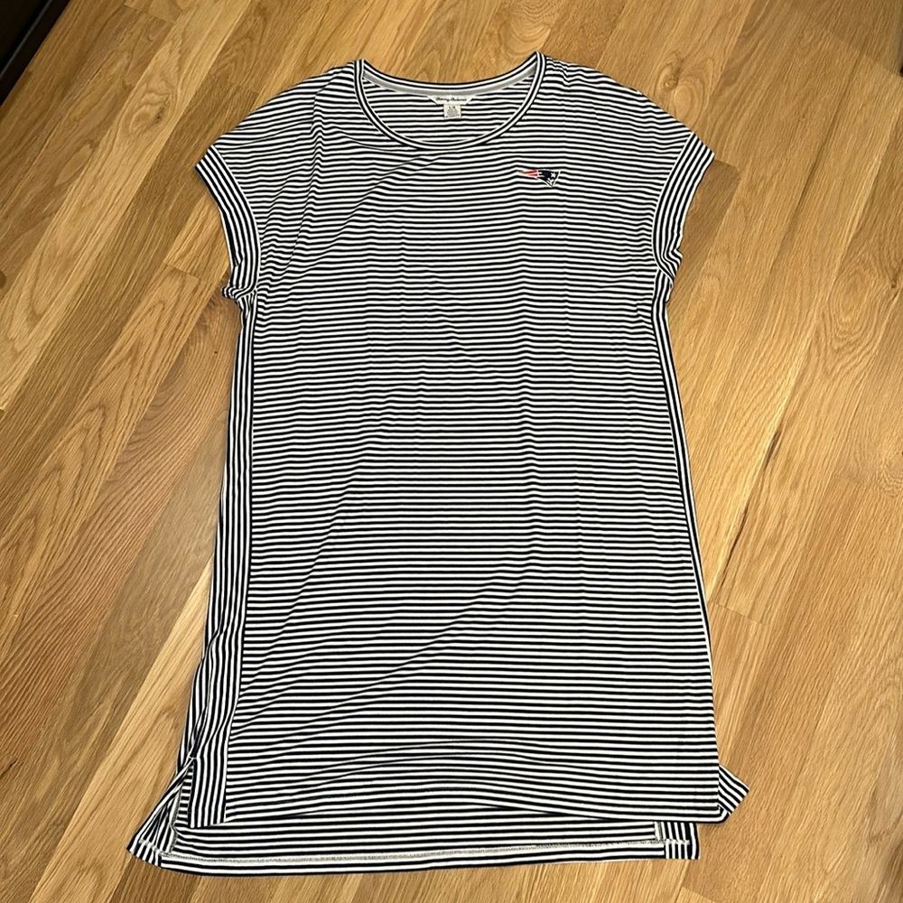 Tommy Bahama casual NFL NE Patriots dress